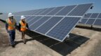 Công nhân nhà máy năng lượng mặt trời tại Dixon, California. (ảnh chụp ngày 13/9/2017)