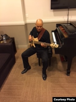 Purnell Murdock practicing in the green room at Kennedy Center before performance, Dec. 18, 2016. (Courtesy P. Murdock)