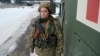 Bolničarka ukrajinskih oružanih snaga stoji pored vojnog sanitetskog vozila u blizini linije razgranjčenja sa pobunjenicima koje podžava Rusija, na obodu sela Piski, u regionu Donjetska, Ukrajina, 26. januara 2022.