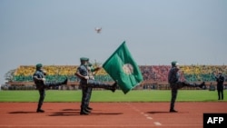 Des militaires de la gendarmerie nationale défilent au stade du 24 septembre lors de la cérémonie de célébration de la fête de l'indépendance à Bissau, le 16 novembre 2021.