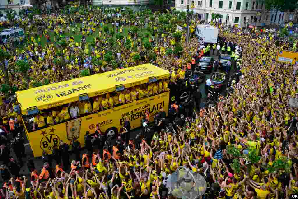 Para pemain klub sepakbola Borussia Dortmund tiba di Borsigplatz setelah memenangkan final Piala Jerman, pada perayaan di Dortmund, Jerman.