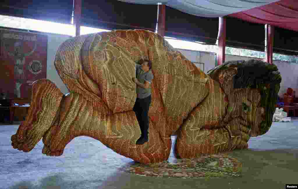 Swiss artist Dave Pflugi shows the shape of his sculpture named &#39;The Seeds of Victory&#39; in Rio de Janeiro, Brazil.