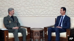 바샤르 알 아사드 시리아 대통령(오른쪽)이 26일 자국을 방문한 아미르 하타미 이란 국방장관을 접견했다.