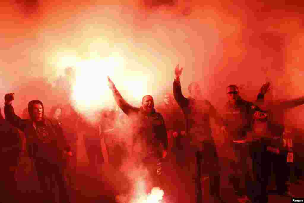 Penggemar Bosnia berpawai di luar stadion sebelum pertandingan antara Bosnia &amp; Herzegovina melawan Republik Irlandia dalam babak penyisihan UEFA Euro 2016 di Zenica, Bosnia &amp; Herzegovina.