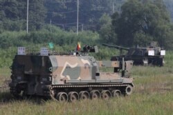 지난 2017년 8월 미한 연합훈련이 열린 경기도 파주 접경지역에서 한국군 K-10 탄약운반장갑차(앞쪽)와 K-9 자주포가 대기하고 있다.