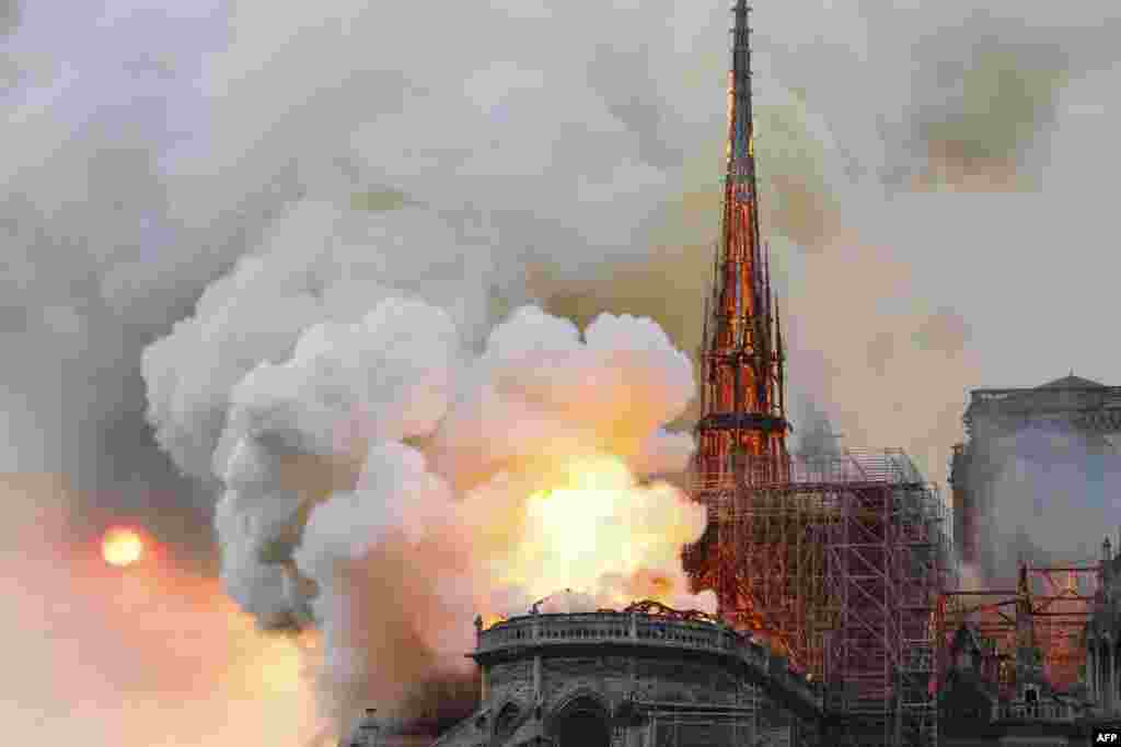 امریکی صدر ڈونلڈ ٹرمپ نے اپنے ایک ٹوئٹ میں کہا ہے کہ پیرس میں نوٹرڈیم پر شدید آتش زدگی کا منظر بہت خوفناک ہے۔