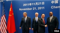 El secretario de Agricultura estadounidense Tom Vilsak, a la izquierda, junto a secretario de comercio, John Bryson, el vice primer ministro chino, Wang Qishan y el USTR Ron Kirk.