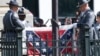 Почетный караул дорожно-патрульной службы Южной Каролины в пятницу убрал с территории Капитолия штата флаг Конфедерации. Колумбия, Южная Каролина. 10 июля 2015 г.