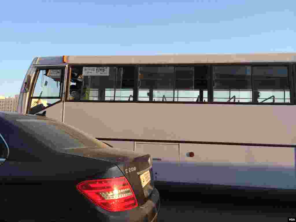 Foreign laborers are taken to and from labor camps by commuter buses that have no air-conditioning. The only ventilation is from open windows and small fans, Doha, Qatar, Dec. 17, 2014. (Eunjung Cho/VOA) 