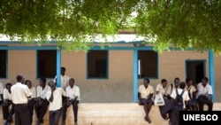 Secondary school Sudanese students during a break at Supiri Secondary School in Juba, South Sudan. The school is mixed boys and girls. (UNESCO/B. Desrus)