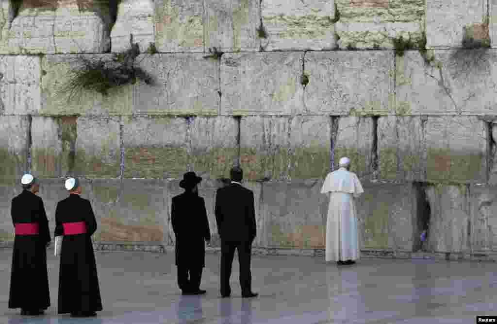 Đức Gi&aacute;o Ho&agrave;ng thăm Bức tường ph&iacute;a T&acirc;y ở th&agrave;nh phố cổ Jerusalem, ng&agrave;y 12/5/2009.