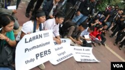Demonstrasi melawan aksi kekerasan terhadap wartawan di Jakarta (17/10). (VOA/Andylala Waluyo)