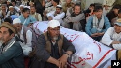 Warga Muslim Syiah menghadiri pemakaman seorang warga Syiah yang menjadi korban pembunuhan di Quetta, Pakistan Oktober tahun lalu (foto: ilustrasi). 