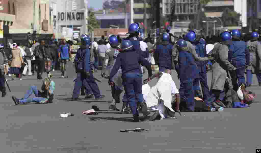 دستگیری تظاهرکنندگان توسط پلیس ضد شورش در حراره، زیمبابوه. معترضان به مشکلات اقتصادی معترض هستند.&nbsp;