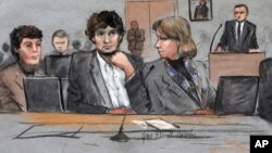 Dzhokhar Tsarnaev, center, fue hallado culpable de 30 cargos durante el juicio, 17 de los cuales son meritorios a la pena de muerte.