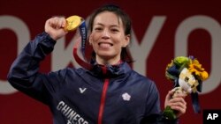 東京奧運會領獎台上台灣女子59公斤舉重選手郭婞淳獲金牌。 （2021年7月27日）