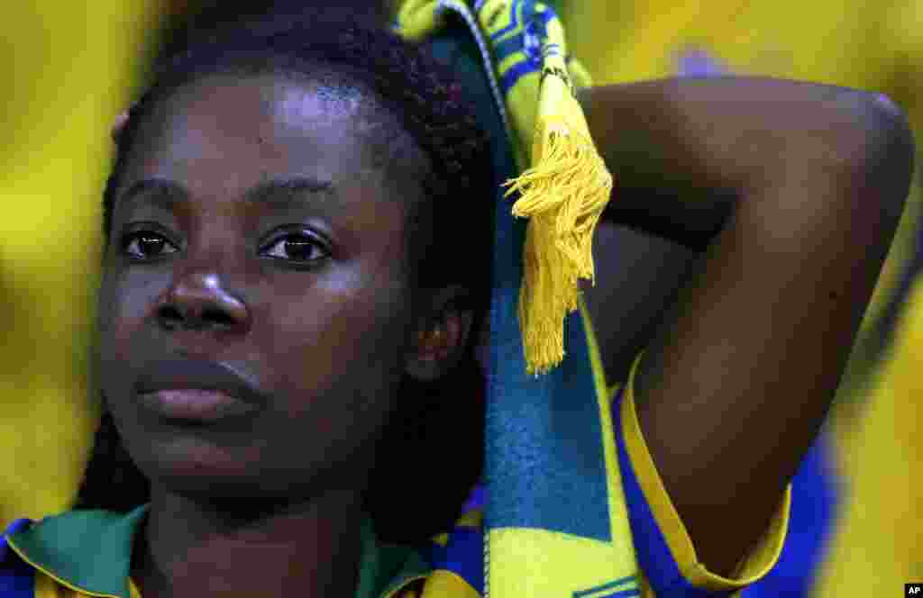 Un supporter du Gabon est abattu après la défaite de son équipe lors du match de la Coupe d&#39;Afrique des Nations Groupe A à Bata, en Guinée équatoriale, dimanche 25 janvier 2015.
