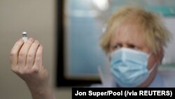 Foto de arquivo - Primeiro-ministro britânico Boris Johnson segura um frasco da vacina Pfizer-BioNTech 