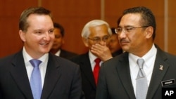 Australian Immigration Minister Chris Bowen, left, and Malaysian Home Minister Hishammuddin Hussein walk to a press conference after signing ceremony to swap refugees between the two countries, in Kuala Lumpur, Malaysia. (2011 File)