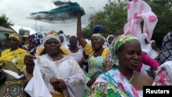 Des Musulmanes dansent lors de la fête de Aid el-Fitr dans une petite ville du Ghana, à Assin Foso, le 6 juillet 2016.