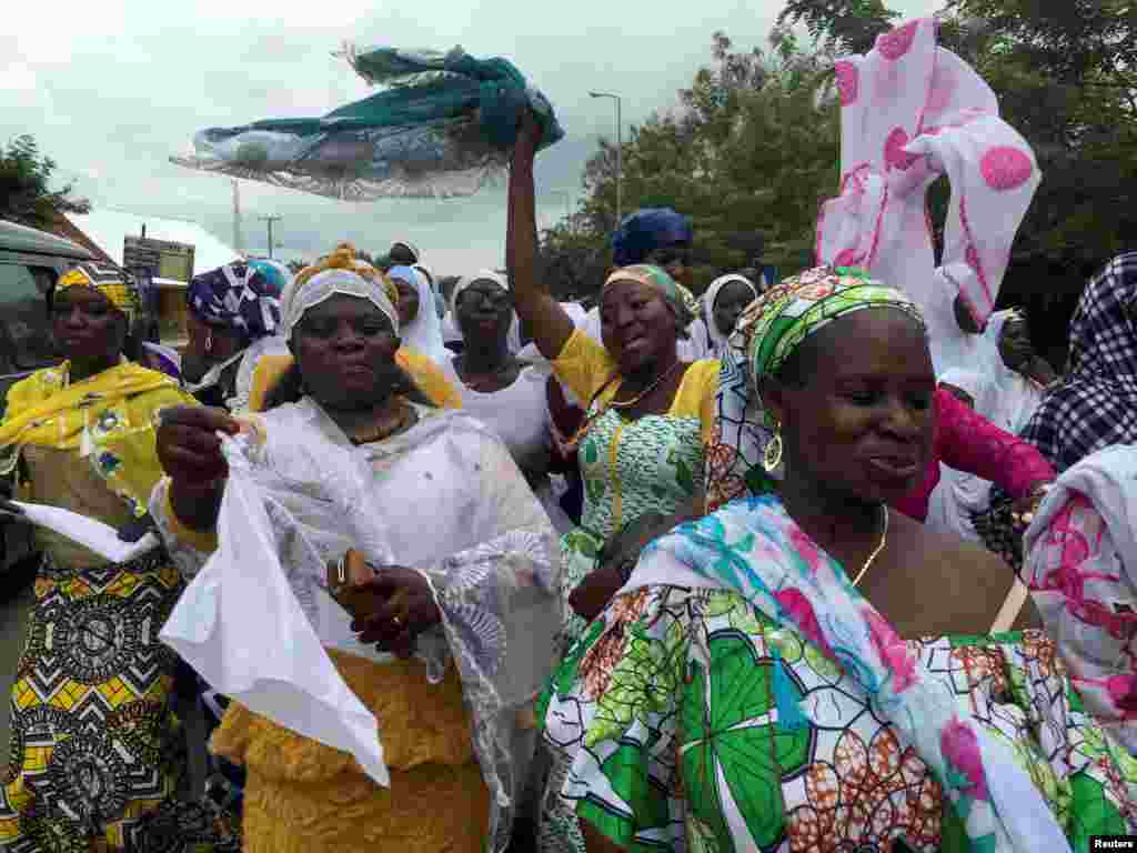 Des Musulmanes dansent lors de la fête de Aid al-Fitr dans une petite ville du Ghana, à Assin Foso, le 6 juillet 2016.