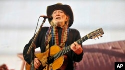 Willie Nelson presentó su nuevo álbum "To All The Girls".