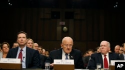 De gauche à droite, James Comey, directeur du FBI, James Clapper, directeur du renseignement national, John Brennan, directeur de la CIA, Washington, le 9 février 2016.