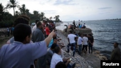 مردم در ساحل مدیترانه در انتظار قایق های نیروهای امدادی حامل اجساد و مفقودشگان 