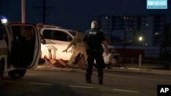 Gambar dari video menunjukkan polisi menangkap tersangka penembakkan di Darwin, Australia. (Australian Broadcasting Corporation via AP)