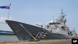 호주 해군의 구축함 HMAS 터움바 호가 19일 베트남 호찌민시의 '사이공'항에 정박해 있다 이 구축함은 베트남을 사흘간 일정으로 방문한 호주 군함 3척 가운데 하나다.