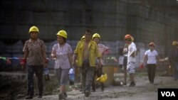 農民工收工後離開上海某居民區的建築工地。（資料照）