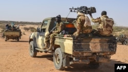 Des membres de l'Armée malienne (FAMA) lors d'une patrouille mixte dans les environs du district de Meneka, au nord du Mali. le 19 avril 2017.