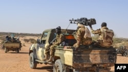 Des membres de l'Armée malienne (FAMA), du Groupe Autodefense Touareg Imghad et Alliés (GATIA) et du Mouvement pour le salut de l'Azawad (MSA) sont observés lors d'une patrouille mixte dans les environs du district du nord du Mali, avril 2017.