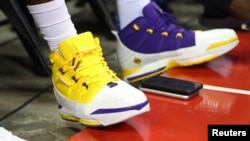 Зірковий американський баскетболіст Леброн Джеймс носить кросівки Nike