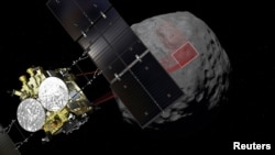 Gambar grafik komputer menunjukan satelit Hayabusa 2 milik Badan Eksplorasi Luar Angkasa Jepang tiba di asteroid Ryugu,dalam foto yang dirilis badan tersebut dan diperoleh Reuters, 22 Februari 2019.