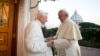 Paus Fransiskus Makan Siang Bersama Pendahulunya