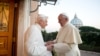 Tân và cựu Ðức Giáo hoàng gặp nhau
