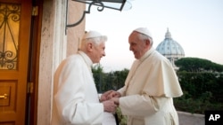 Đức Giáo Hoàng Phanxicô thăm người tiền nhiệm, Đức Giáo Hoàng Danh dự Bênêđíchtô thứ 16, ngày 23/12/2013.
