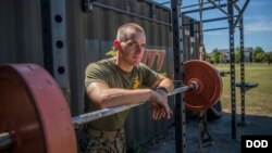 美國海軍陸戰隊的一名健身教練（美國海軍陸戰隊照片）