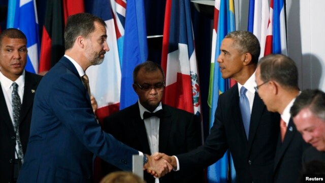 El presidente Barack Obama y el rey Felipe VI se saludan durante un banquete en honor de los líderes mundiales en la 69a. Asamblea General de la ONU el año pasado.
