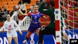 La handballeuse russe Polina Kuznetsova marque lors du match contre le Montenegro, Japon, le 10 décembre 2019.