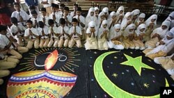 Hindu and Muslim school children offer prayers for peace in Ahmadabad (file photo – 23 Sept 2010)