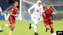 La Jordanienne Tasneem Abu Alrab, au centre, au milieu de deux joueuses espagnoles lors du match d'ouverture de la Coupe du monde féminine à Amman, le 30 septembre 2016.