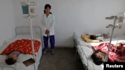 북한 황해남도 해주의 한 병원에서 영양실조로 입원한 어린이들을 치료하고 있다.