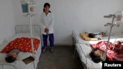 황해남도 해주의 한 병원에서 영양실조로 입원한 어린이들. (자료사진)