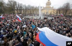 Protesters attend a rally in St. Petersburg, Russia, May 5, 2018. Alexei Navalny, anti-corruption campaigner and Putin's most prominent critic, called for nationwide protests on Saturday.