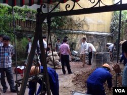 Nhân viên UBND TP Hà Nội vào thời điểm cưỡng chế đất của hộ gia đình Xuân Diệu. (Hình: Bà Dương Hà cung cấp)