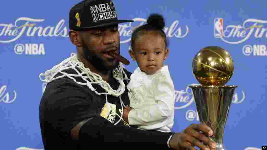 LeBron James s'assoit pour répondre à des questions avec sa fille Zhuri lors d'une conférence de presse après le match, le 19 juin 2016.