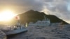 Kapal pengintai laut China Haijian No. 51 (C) berlayar di dekat kapal Penjaga Pantai Jepang di salah satu pulau yang disengketakan, yang disebut Senkaku di Jepang dan Diaoyu di China. (Foto: Reuters)