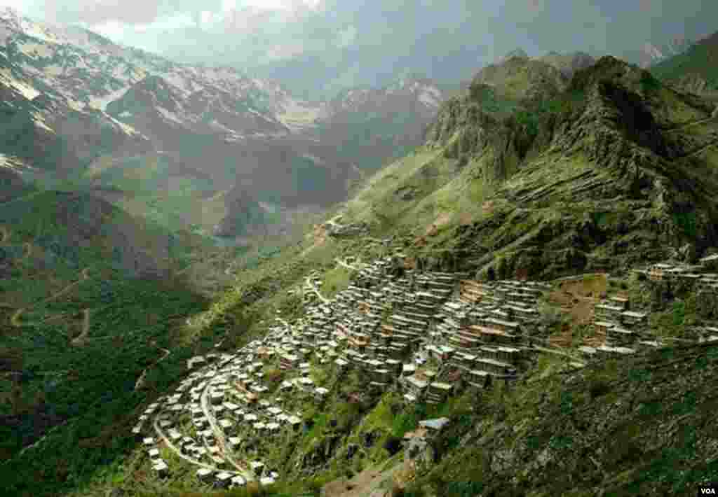 نمایی از روستای اورامان تخت استان کردستان عکس از هتاو (ارسالی شما)